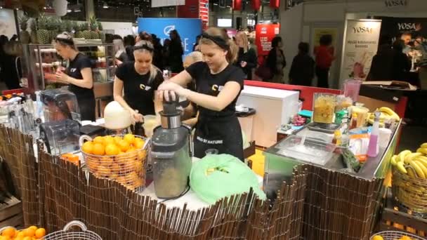 주스 바와 과일을 절단에서 일 하는 젊은 여자. 신선한 주스를 만드는 여성 바텐더. — 비디오