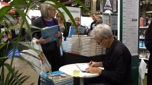 Autographe Mauri Tapio Kunnas. L'écrivain finlandais de renommée mondiale . — Video