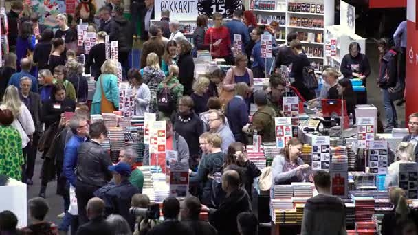 Muitos amantes de leitura, compradores, editores e livros na grande feira do livro . — Vídeo de Stock