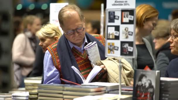 Many lovers of reading, buyers, publishers and books at the big book fair. — Stock Video