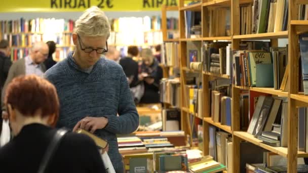 Muitos amantes de leitura, compradores, editores e livros na grande feira do livro . — Vídeo de Stock