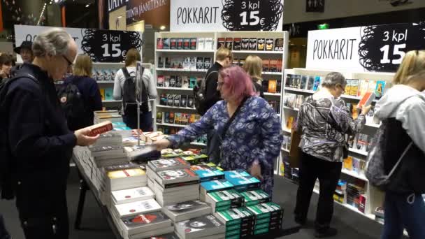 Viele Leseliebhaber, Käufer, Verlage und Bücher auf der großen Buchmesse. — Stockvideo
