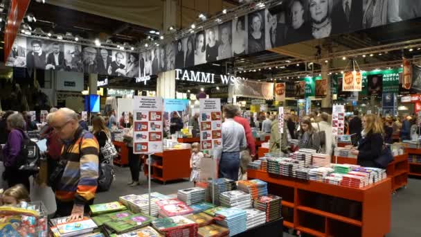 Vele liefhebbers van lezen, kopers, uitgevers en boeken op de grote boekenbeurs. — Stockvideo