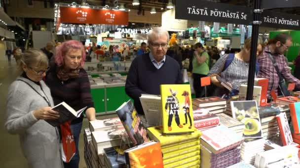 Vele liefhebbers van lezen, kopers, uitgevers en boeken op de grote boekenbeurs. — Stockvideo