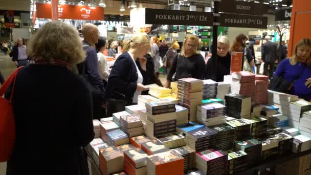 Vele liefhebbers van lezen, kopers, uitgevers en boeken op de grote boekenbeurs. — Stockvideo