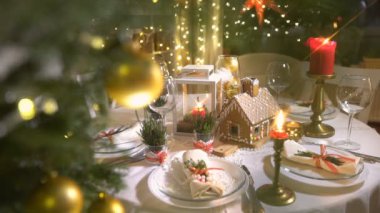 Ev yapımı Noel kurabiye evi bir kutlama tablo.