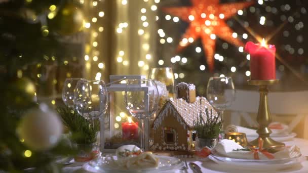 Zelfgemaakte kerst peperkoek huis op een tafel viering. — Stockvideo