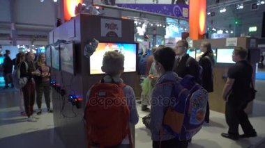 Birçok gençler yeni video oyunları bir gamepad kullanarak test ediyoruz.