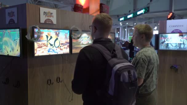Många tonåringar testar nya TV-spel som använder en spelkontroller. — Stockvideo
