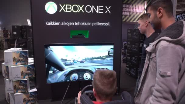 Unga män som spelar nya spel från Xbox One X bil ras med hjulet. — Stockvideo