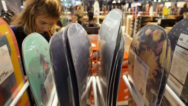 Большой выбор сноубордов в магазине — стоковое видео