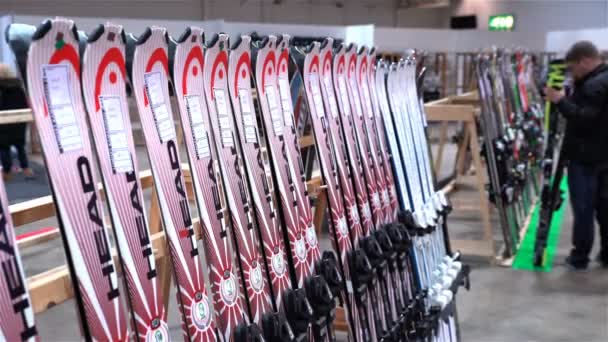 Gran selección de esquís en tienda . — Vídeo de stock