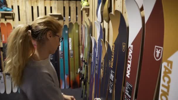 Grote selectie van ski's in winkel. — Stockvideo