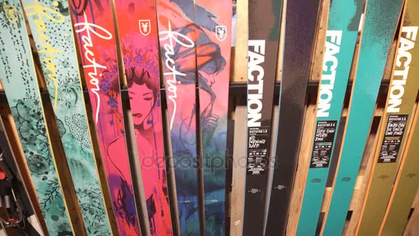 Gran selección de esquís en tienda . — Vídeo de stock