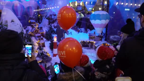 Barn du beundrar Christmas holiday fönstret visar — Stockvideo