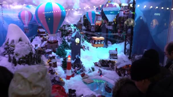 Wyświetla dzieci podziwiając okna Wakacje Christmas — Wideo stockowe