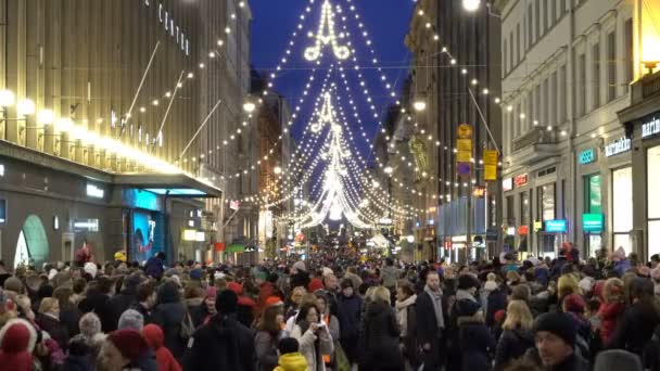 Muitas pessoas na rua central da cidade durante as celebrações de Natal e vendas totais . — Vídeo de Stock