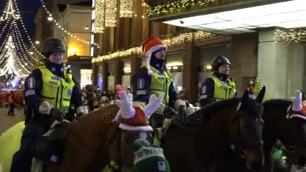 Конная полиция в рождественских костюмах на улицах во время рождественских праздников — стоковое видео