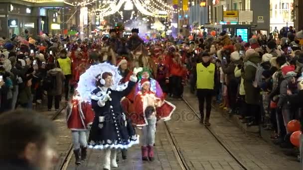 El tradicional desfile de Santa Claus en la inauguración de las fiestas de Navidad . — Vídeos de Stock