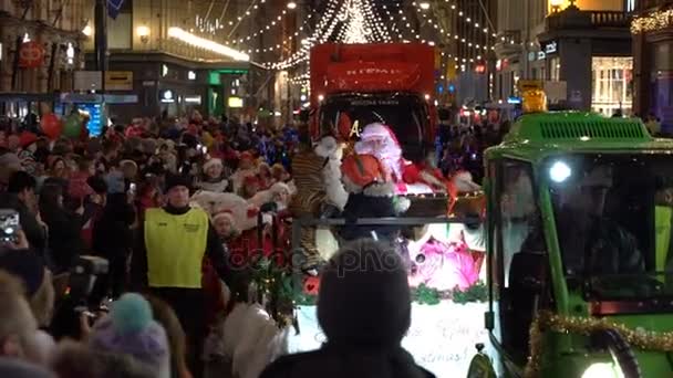Den traditionella paraden av Santa Claus vid öppnandet av julen. — Stockvideo