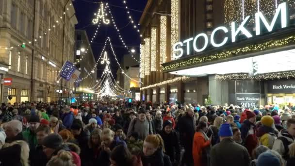 Bir sürü insan Noel Kutlamaları ve toplam satış sırasında şehrin merkezi sokakta. — Stok video