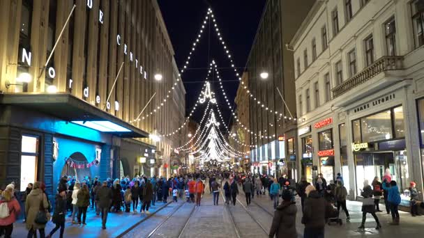 Багато людей на центральній вулиці міста під час святкування Різдва і загального обсягу продажів. — стокове відео