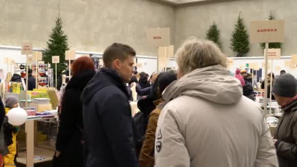 Wielu nabywców na Jarmark bożonarodzeniowy w Helsinkach — Wideo stockowe