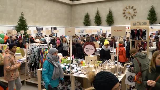 Muitos compradores no mercado de Natal em Helsínquia — Vídeo de Stock