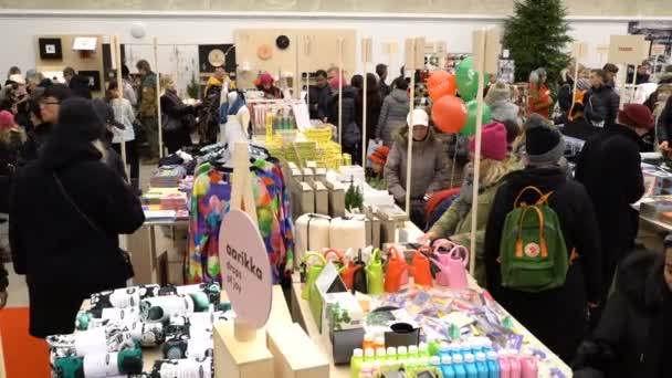 Muitos compradores no mercado de Natal em Helsínquia — Vídeo de Stock