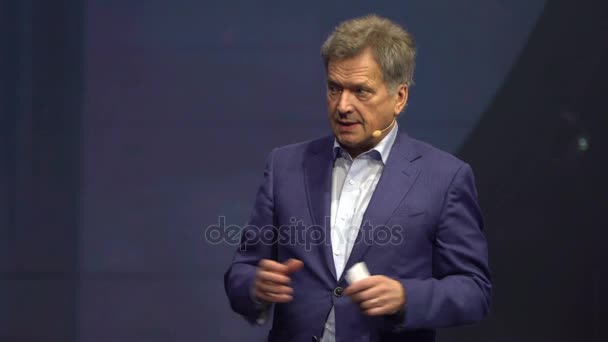 Finlands president Sauli Niinisto taler under åpningsseremonien for oppstarts- og teknologifestivalen Slush – stockvideo
