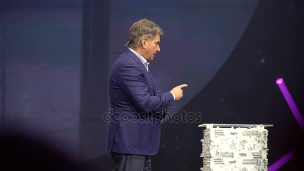 Finlands president Sauli Niinisto taler under åpningsseremonien for oppstarts- og teknologifestivalen Slush – stockvideo