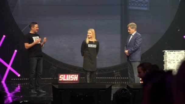 Ordförande i Finland Sauli Niinistö talar på invigningen av festivalen start och tech Slush — Stockvideo