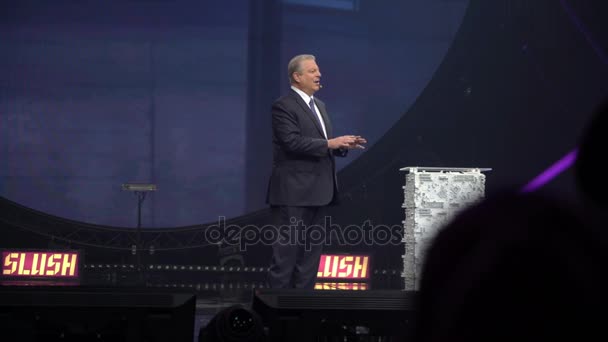 Al Gore Vicepresidente de los Estados Unidos habla en la ceremonia de apertura del festival de startups y tecnología Slush en Finlandia . — Vídeos de Stock