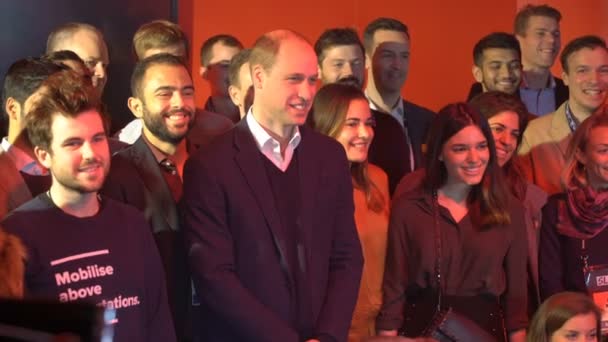 Prins William, hertog van Cambridge, voldoet aan de Pwc medewerkers bij het opstarten en tech event Slush tijdens zijn bezoek aan Finland. — Stockvideo