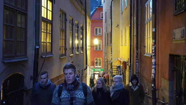 Beaucoup de gens dans les rues festives de Stockholm. Décorations et illuminations de Noël dans les rues étroites de la vieille ville Gamla Stan — Video