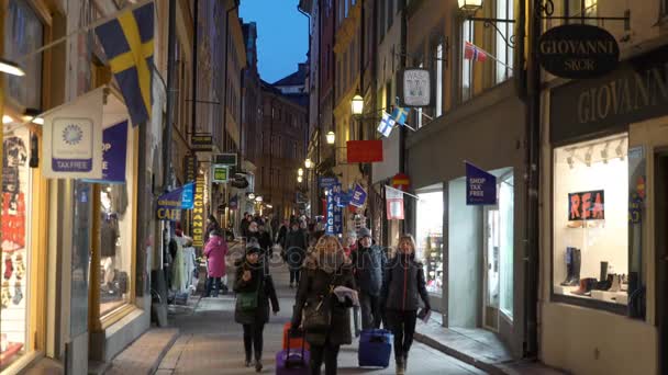 Beaucoup de gens dans les rues festives de Stockholm. Décorations et illuminations de Noël dans les rues étroites de la vieille ville Gamla Stan — Video