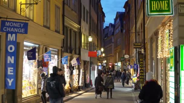 Beaucoup de gens dans les rues festives de Stockholm. Décorations et illuminations de Noël dans les rues étroites de la vieille ville Gamla Stan — Video