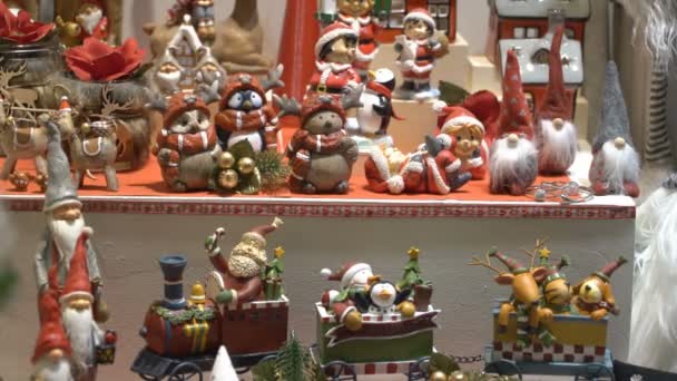 Різдвяні подарунки, іграшки та сувеніри на вікні маленький магазин — стокове відео