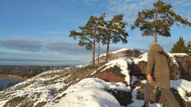Scandinavische landschap. Toerist in het forest van de winter. Bos in de sneeuw. Finland. — Stockvideo