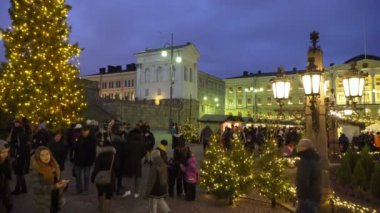 Kış gecesi toplayan Senato kare ile Noel ağacı ve tatil pazarı Helsinki, Finlandiya