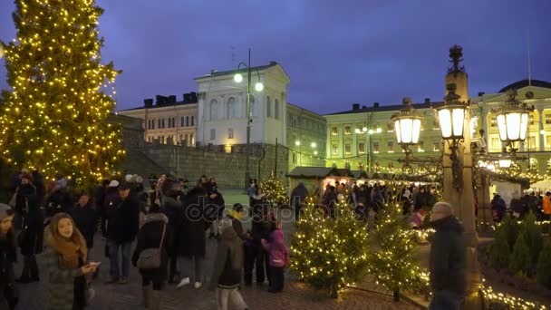 Zimowe dekoracje nocy Senat kwadrat z choinki i rynku wakacje w helsinki, Finlandia — Wideo stockowe