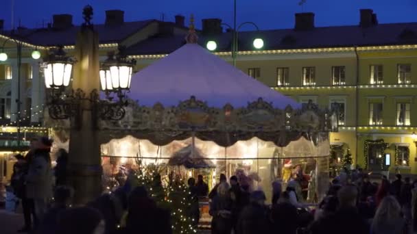 Tradiční dětský kolotoč jízdy na Vánoce svátek trhu v senátu náměstí Helsinky, Finsko — Stock video