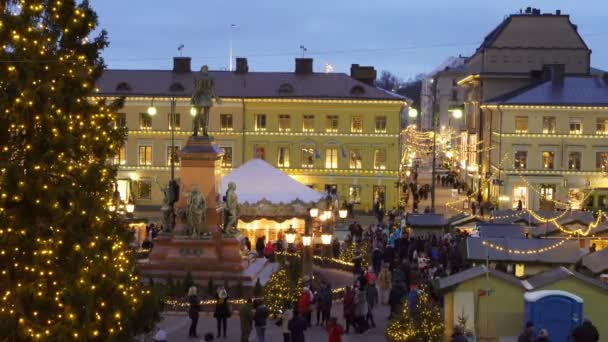 Mercado tradicional de vacaciones con árboles de Navidad, decoraciones y paseos para niños en la Plaza del Senado Helsinki, Finlandia . — Vídeos de Stock