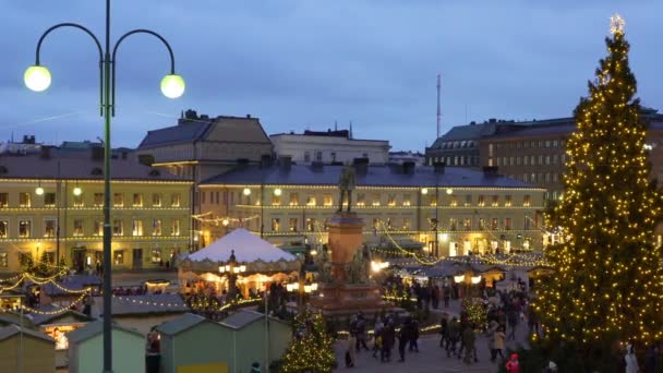 Tradycyjne święto rynku z choinki, ozdoby i dla dzieci przejażdżki na Senat Square Helsinki, Finlandia. — Wideo stockowe
