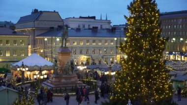 Senato Meydanı Helsinki, Finlandiya üzerinde Noel ağacı, süslemeleri ve çocuk ile geleneksel tatil Pazar gezintisi.