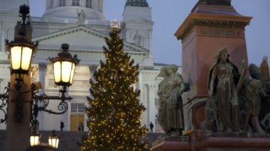 Senato Meydanı Helsinki, Finlandiya üzerinde Noel ağacı, süslemeleri ve çocuk ile geleneksel tatil Pazar gezintisi.