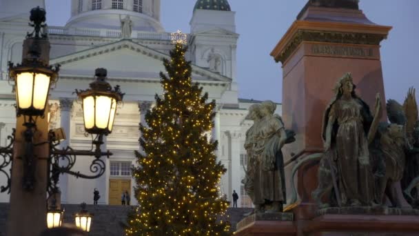 Traditionele vakantiemarkt met kerstboom, versieringen en childrens ritten op Senaat Square Helsinki, Finland. — Stockvideo