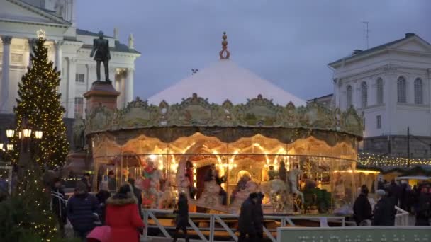 Carrusel tradicional para niños en el mercado navideño en la Plaza del Senado Helsinki, Finlandia — Vídeo de stock