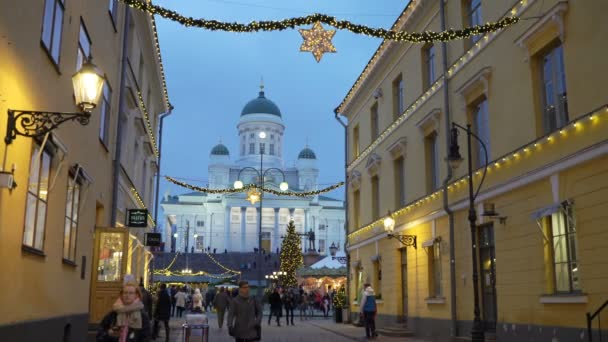 Gatorna i Helsingfors centrum med julpynt nära Senatstorget, Finland. — Stockvideo
