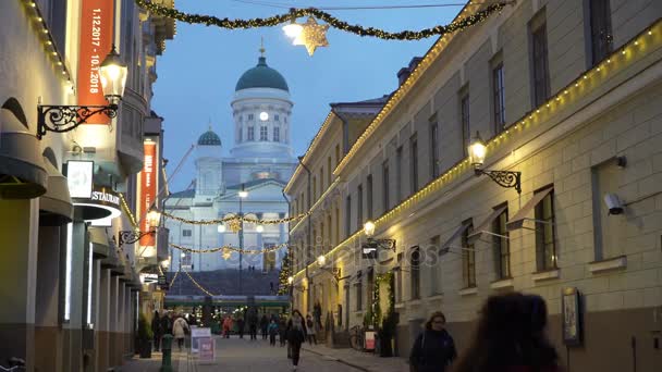 Rues dans le centre-ville d'Helsinki avec des décorations de Noël près de la place du Sénat, Finlande . — Video